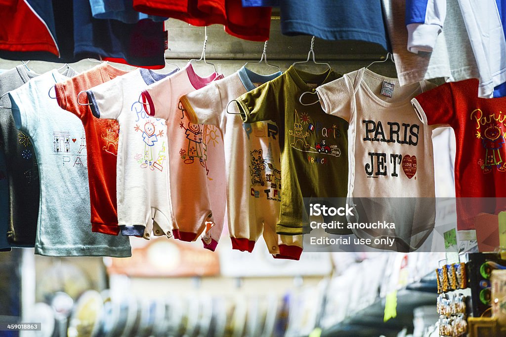 Enfants vêtements dans un magasin de souvenirs, Paris, France - Photo de France libre de droits