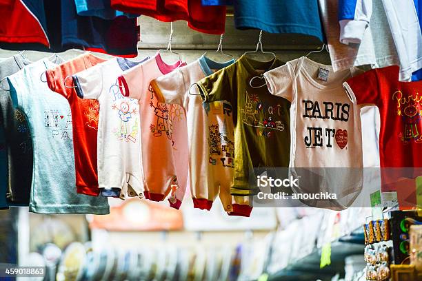 Photo libre de droit de Enfants Vêtements Dans Un Magasin De Souvenirs Paris France banque d'images et plus d'images libres de droit de France