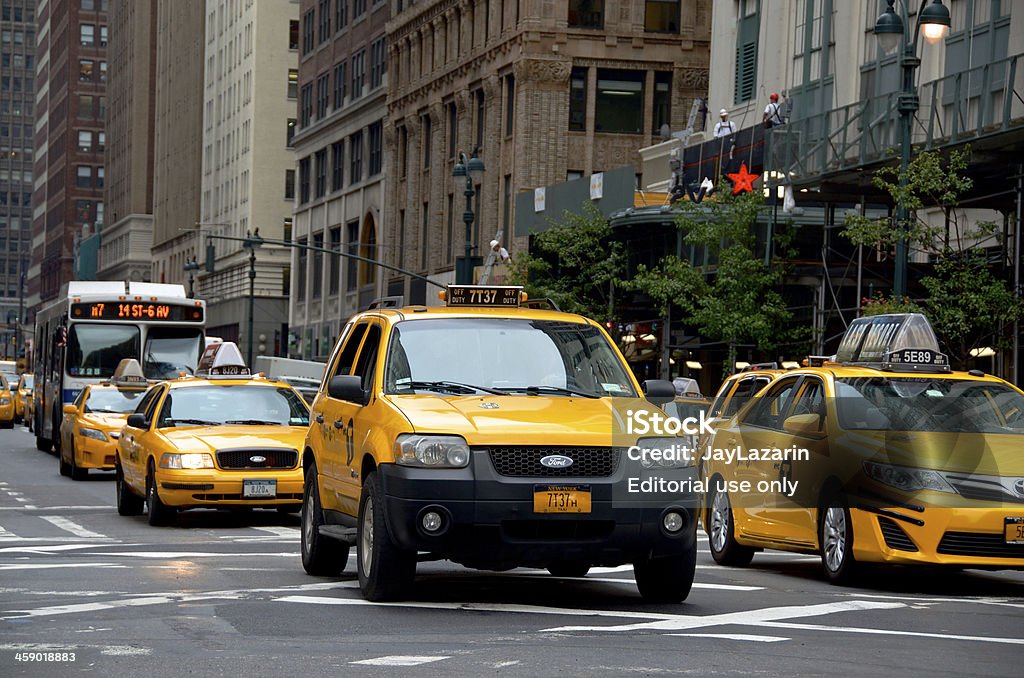 Нью-Йорк-желтые такс�и быстро, 7th Avenue, Мидтаун-Манхэттен - Стоковые фото 34-я улица роялти-фри