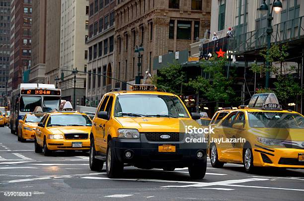 Ньюйоркжелтые Такси Быстро 7th Avenue Мидтаунманхэттен — стоковые фотографии и другие картинки 34-я улица