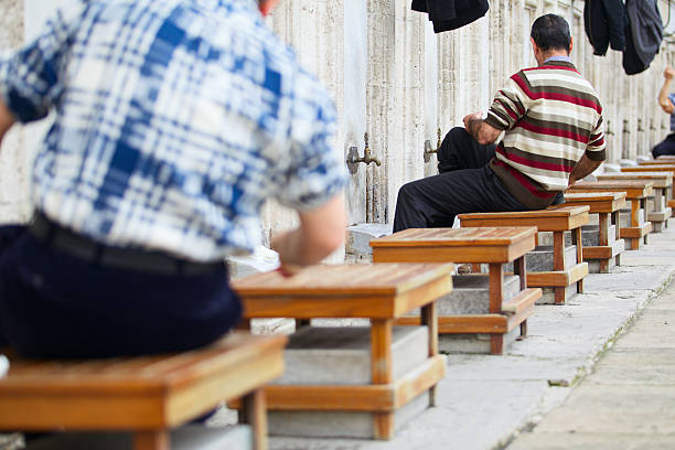 maschi e sgabelli al di fuori della suleiman moschea (l'abulazione rituale di purificazione) - istanbul people faucet turkey foto e immagini stock