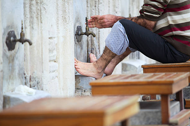 maschi e sgabelli al di fuori della suleiman moschea (l'abulazione rituale di purificazione) - istanbul people faucet turkey foto e immagini stock