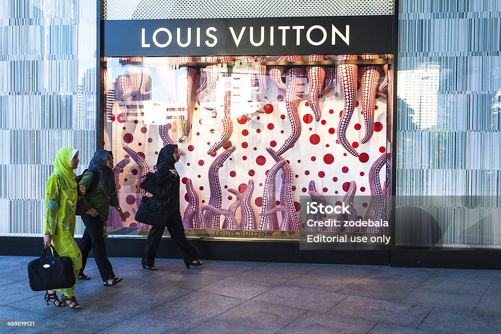 Femme musulmane à côté de Louis Vittone magasin - Photo de Louis Vuitton - Marque de designer libre de droits