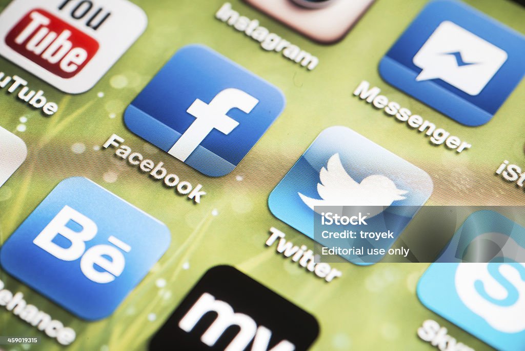 Social-Media-Logos auf iPhone 4 ",Logos de medios de comunicación Social en el iPhone 4 de pantalla" - Lizenzfrei Logo Stock-Foto