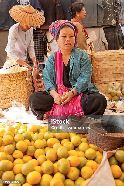 Pięciodniowe Rynku Inle Lake - zdjęcia stockowe i więcej obrazów Azja - Azja, Birmańczycy, Dorosły