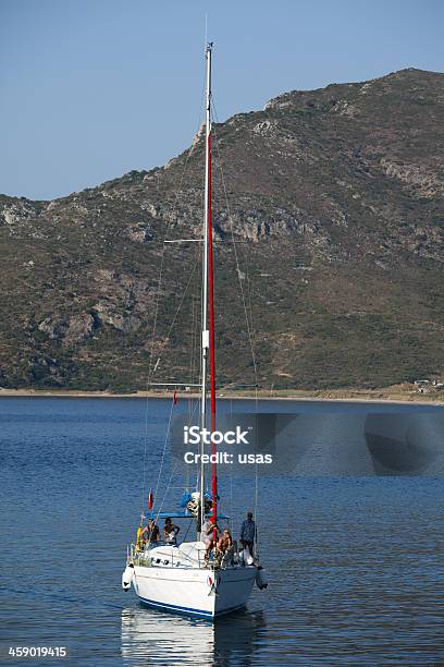 Barca A Vela Sul Mare Egeo - Fotografie stock e altre immagini di Assistenza - Assistenza, Fiocco - Vela, Yacht