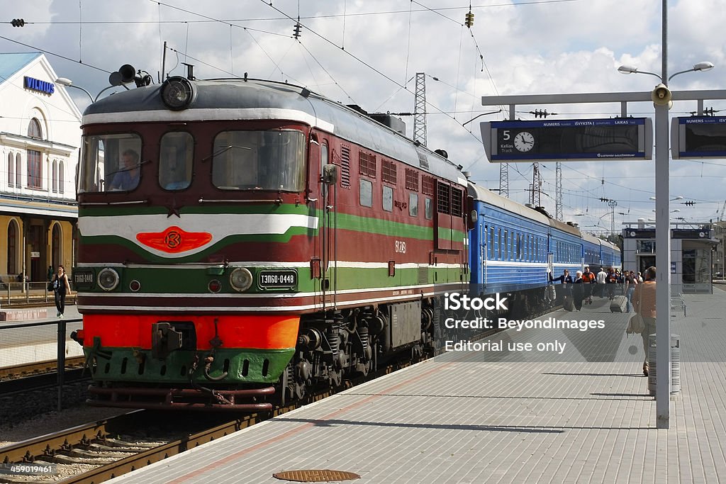 Regionale Passagier Zug fährt zum Bahnhof Vilnius, Litauen - Lizenzfrei Bahnhof Stock-Foto