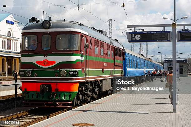 Regionale Passagier Zug Fährt Zum Bahnhof Vilnius Litauen Stockfoto und mehr Bilder von Bahnhof