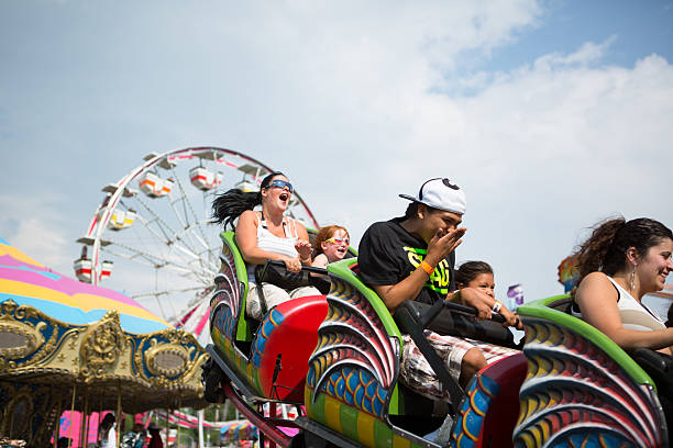 ジェットコースターは遊園地の乗り物 - rollercoaster carnival amusement park ride screaming ストックフォトと画像