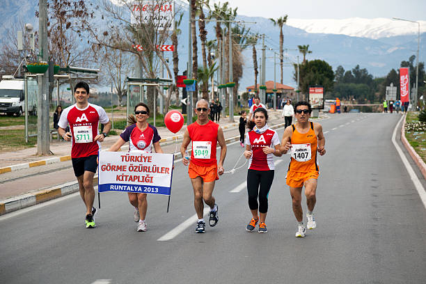 관찰장소 마라톤 선반레일 - healthy lifestyle turkey sport marathon 뉴스 사진 이미지