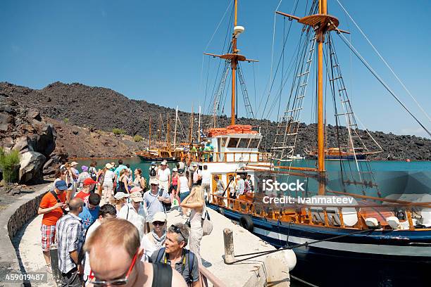 Photo libre de droit de Nea Kameni Île Volcanique Santorin banque d'images et plus d'images libres de droit de Archipel des Cyclades - Archipel des Cyclades, Bateau de voyageurs, Beauté