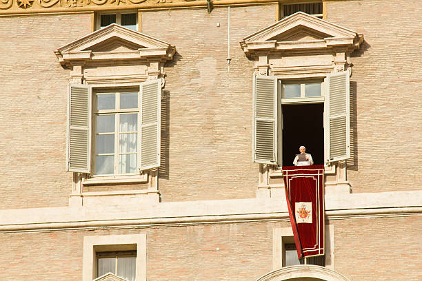 教皇のウィンドウ - papal conclave ストックフォトと画像