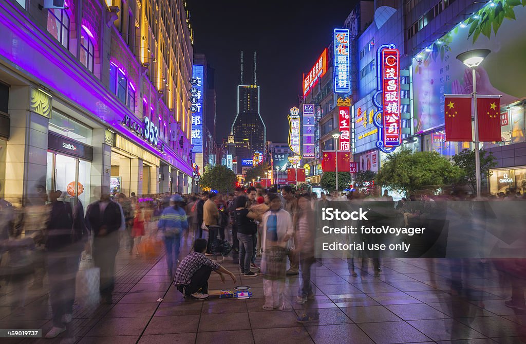 Neon Nacht Stadt Nanjing Road Shangahi China Besucher - Lizenzfrei Abenddämmerung Stock-Foto