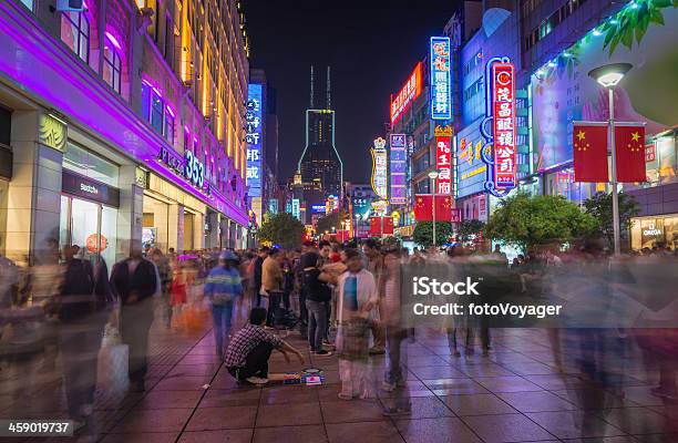 Neon Nacht Stadt Nanjing Road Shangahi China Besucher Stockfoto und mehr Bilder von Abenddämmerung