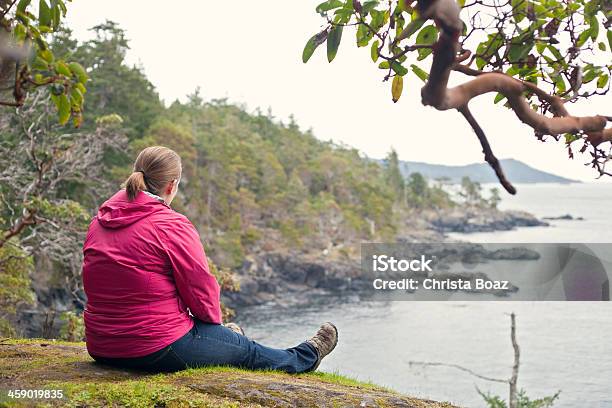 Guardando Lacqua - Fotografie stock e altre immagini di 25-29 anni - 25-29 anni, Ambientazione esterna, Attività del Fine-Settimana