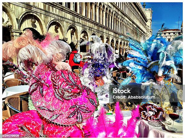 Розовыйголубой Фиолетовый Перо Карнавал Масок В Венеции 2013 Г — стоковые фотографии и другие картинки Арка - архитектурный элемент