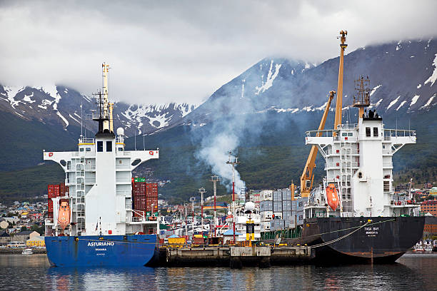 ушуая гавань - harbor editorial industrial ship container ship стоковые фото и изображения