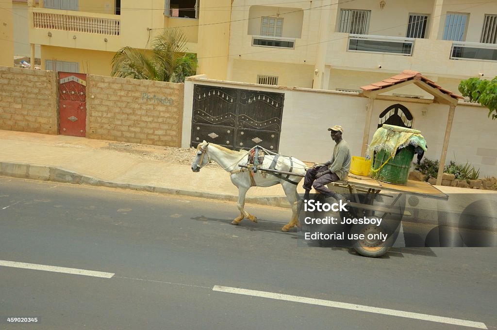 Dakar entrega hombre y caballo sacar carrito - Foto de stock de Senegal libre de derechos