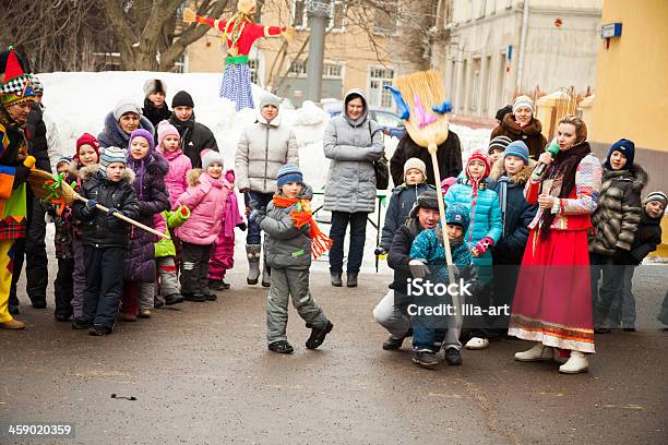 Русская Maslenitsa Дети Играют — стоковые фотографии и другие картинки Актёр - Актёр, Бросать, Весна