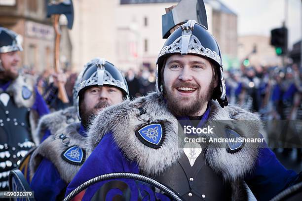 Up Helly Aa Viking - Fotografie stock e altre immagini di 2013 - 2013, Adulto, Armi