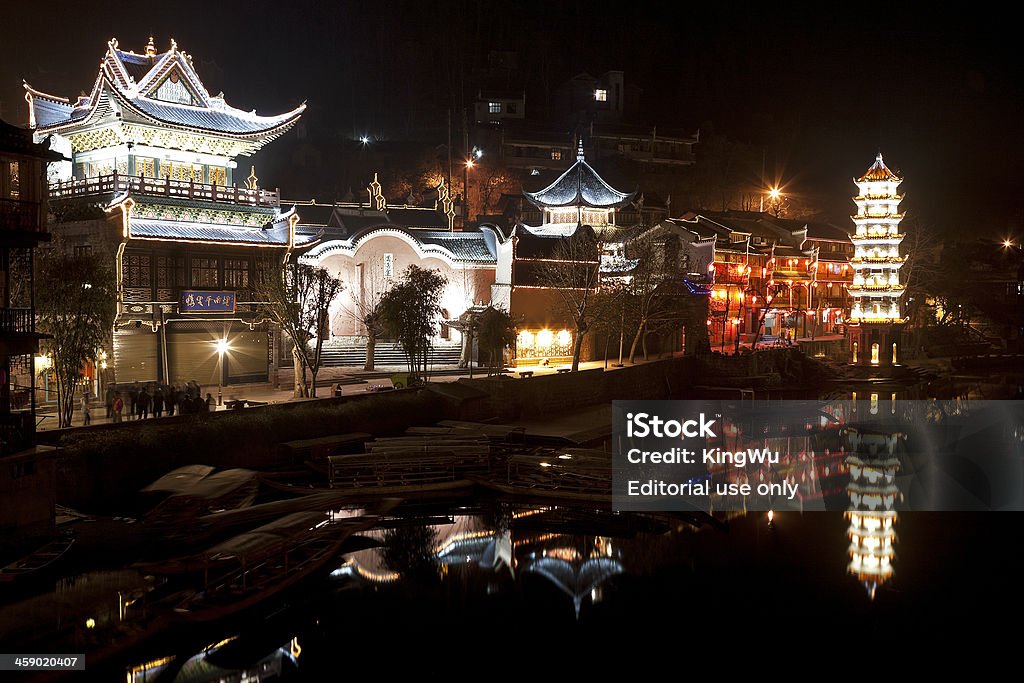 Ciudad antigua de Fenghuang en la noche en China - Foto de stock de Agua libre de derechos