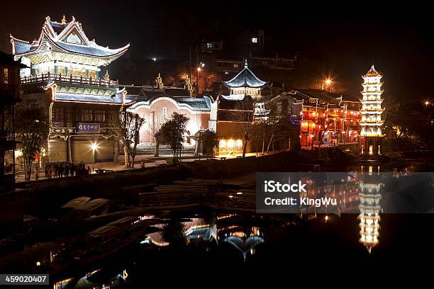 Ciudad Antigua De Fenghuang En La Noche En China Foto de stock y más banco de imágenes de Agua - Agua, Aire libre, Antiguo