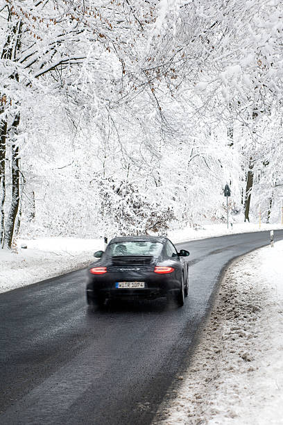 road の冬のワンダーランド - car winter road reflector snow ストックフォトと画像