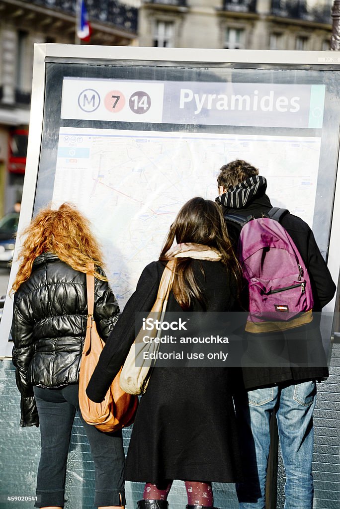 Grupo de turistas olhando no mapa da cidade, Paris, França - Foto de stock de Adulto royalty-free