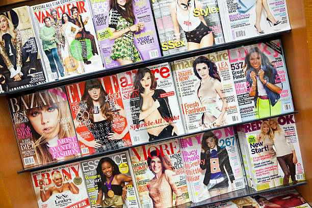 pile de magazines # 12 xxxl - magazine rack news stand day usa photos et images de collection