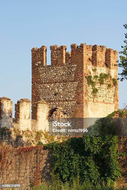 Crenellated Ściany I Tower Of Soave Zamek Verona - zdjęcia stockowe i więcej obrazów Architektura