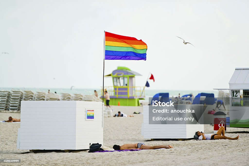 Bandiera del Gay Pride sulla spiaggia, Stati Uniti - Foto stock royalty-free di Diritti LGBTQI