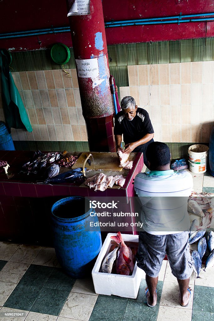 Trabajando en el mercado de pescado - Foto de stock de Adulto libre de derechos