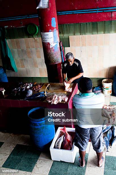 Trabajando En El Mercado De Pescado Foto de stock y más banco de imágenes de Adulto - Adulto, Alimento, Ciudades capitales