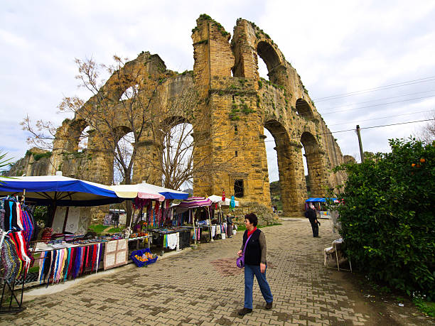 aspendos acueducto - serik fotografías e imágenes de stock