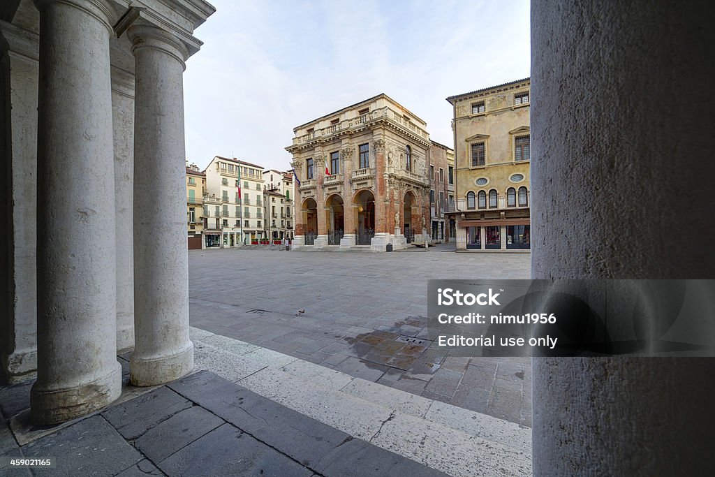 Loggia del Capitaniato œuvre de Palladio vue sur la basilique colonnade. VICENCE, ITALIE. - Photo de Arc - Élément architectural libre de droits