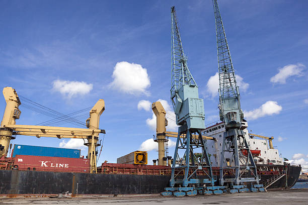 velho navio de carga no porto, no quénia mombaça - old crane blue sky imagens e fotografias de stock