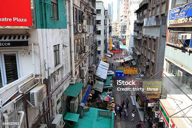 Street En El Centro De Hong Kong Foto de stock y más banco de imágenes de Aire libre - Aire libre, Amarillo - Color, Arquitectura