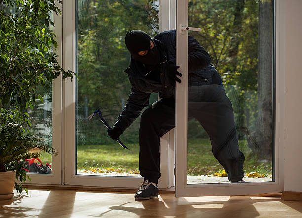 einbrecher, die durch das fenster - burglar stock-fotos und bilder