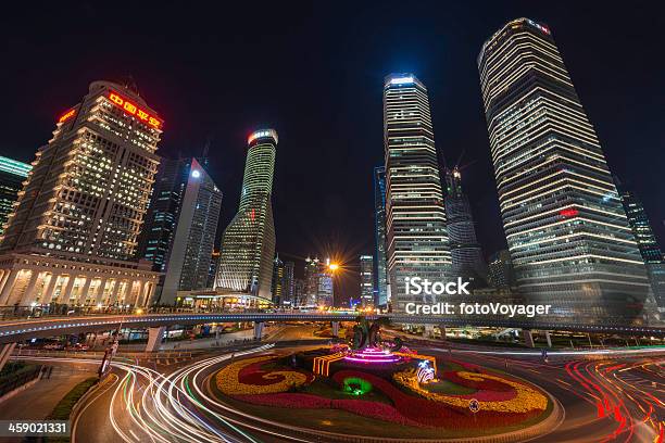 Distrito Financeiro De Xangai Pudong Arranhacéus Iluminados À Noite China - Fotografias de stock e mais imagens de Anoitecer