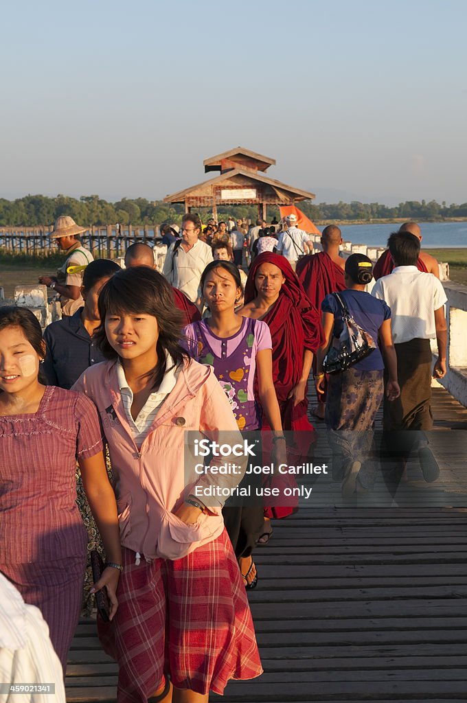 Peuple birman et les touristes - Photo de Adolescent libre de droits