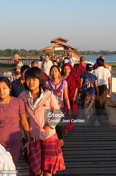 Popolo Birmano E I Turisti - Fotografie stock e altre immagini di Adolescente - Adolescente, Amarapura, Ambientazione esterna