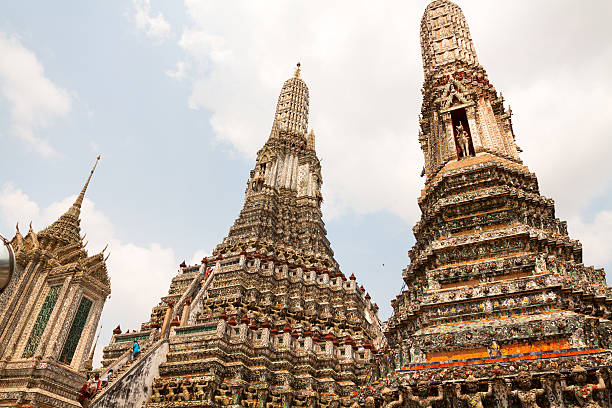 pagoden der wat arun-tempel - wat arun buddhism temple stone stock-fotos und bilder