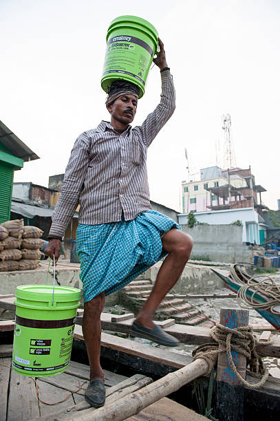 homem carregando bens embarque no barco, khulna, bangladesh - benglalese - fotografias e filmes do acervo