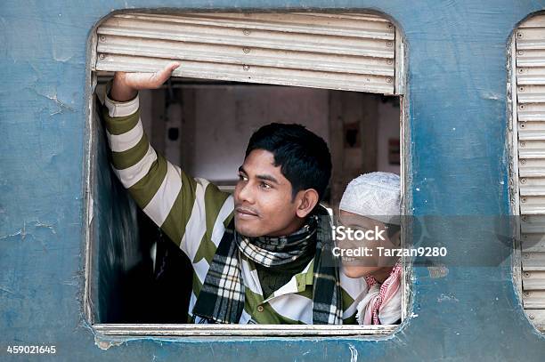 Foto de Dois Passageiros Na Janela De Ônibus O Bangladesh e mais fotos de stock de Adulto - Adulto, Bangladesh, Criança