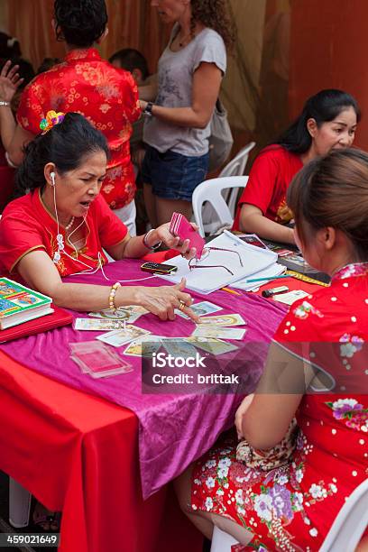 Celebrando O Ano Novo Chinês Em Chinatown Banguecoque - Fotografias de stock e mais imagens de Adulto
