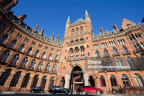 Hotel En St Pancras Renaissance London Foto de stock y más banco de imágenes de Estación de tren de St. Pancras - Estación de tren de St. Pancras, Hotel, Aguja - Chapitel