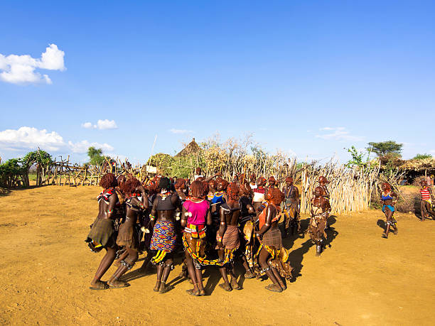 ハーメルダンス - dancing africa ethiopian culture ethiopia ストックフォトと画像