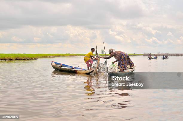 Ganvié Madre E Figlio Pesca - Fotografie stock e altre immagini di Benin - Benin, Africa, Mezzo di trasporto marittimo