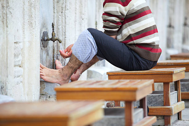 maschi e sgabelli al di fuori della suleiman moschea (l'abulazione rituale di purificazione) - istanbul people faucet turkey foto e immagini stock