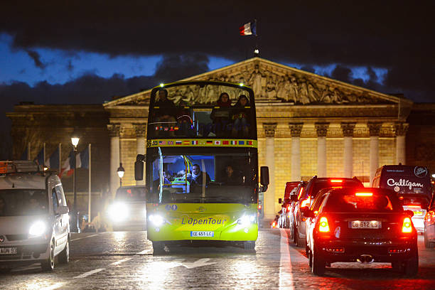 assemblee nationale y al bus turístico, parís de noche - editorial tourist travel destinations bus fotografías e imágenes de stock